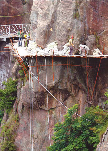 In some scenic spots, with steep mountainous terrain, walkways are placed along the cliff face to allow tourists a better view. These walkways are securely positioned by specialist workers with a head for heights. 'Spidermen' of the cliffs