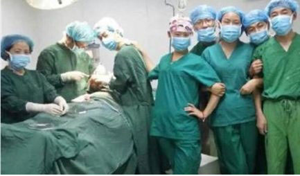 Patient claims he agreed to surgeons taking selfies