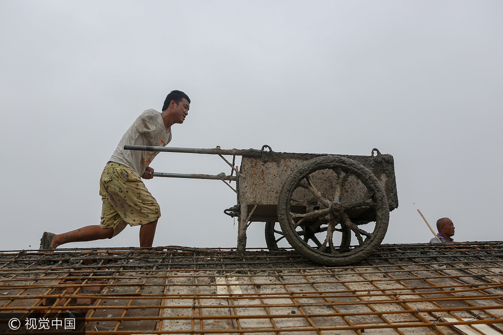 One-arm builder becomes internet sensation