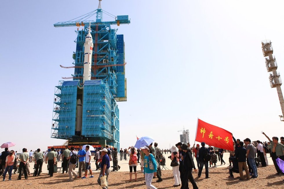 高清：神舟十號(hào)箭船組合體轉(zhuǎn)運(yùn)至發(fā)射塔架