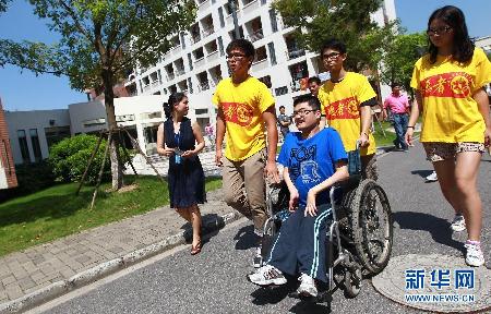 爸爸背你去上學—“漸凍人”大學生和送奶工父親