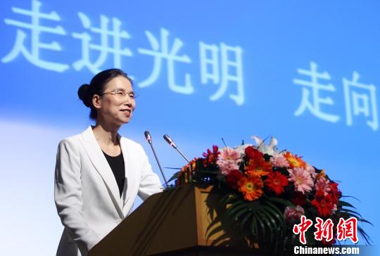 哈佛大學中國盲人畢業(yè)生從教 失明19年不戴墨鏡