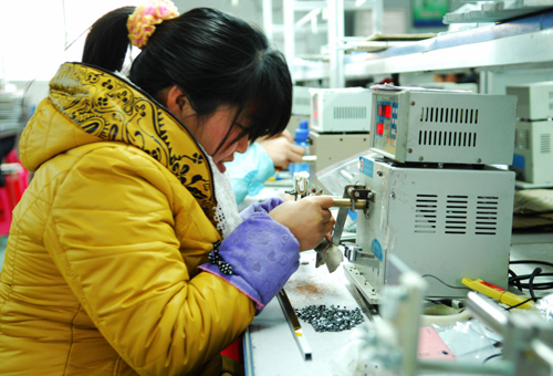 河南唐河：留守婦女家門口再就業