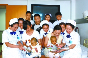 年輕媽媽“換肝”互救對方娃 4臺手術(shù)將同時進行