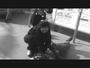 過路少女人工呼吸搶救暈倒乞丐至其蘇醒(組圖)