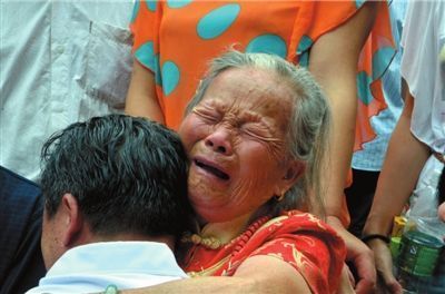 北大校長(zhǎng)返老家長(zhǎng)跪母親膝前祝壽 母子相擁灑淚(圖)