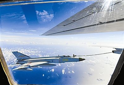 我軍戰機空中加油時突發故障 飛行員手動完成任務[圖]