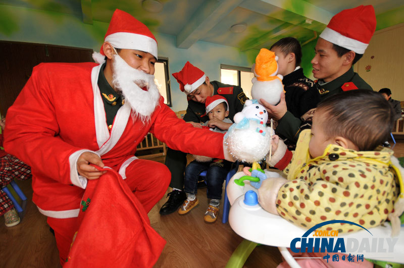 浙江臺州：邊防戰士扮“圣誕老人”為孤兒送祝福