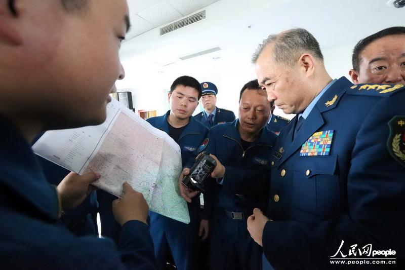 空軍馬曉天司令員飛赴四川指揮抗震救災