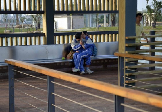 漳州一公園內現“中學生舌吻”雕塑 作者稱只是親嘴