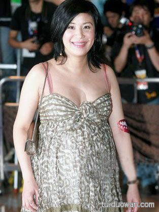 姚晨懷孕9個(gè)月大肚照曝光 女星罕見孕照妖嬈PK（組圖）