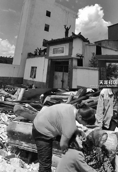 云南87歲老人疑遭強(qiáng)拆抱棺痛哭 官方稱系擺拍