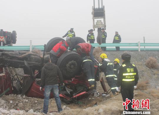 連霍高速新疆段路面濕滑9車側翻致1人死亡2人重傷