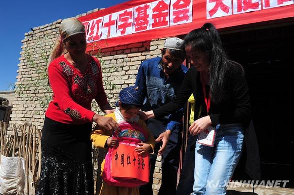 維族女孩阿依努爾·伊力迎來先心病術后檢查團隊