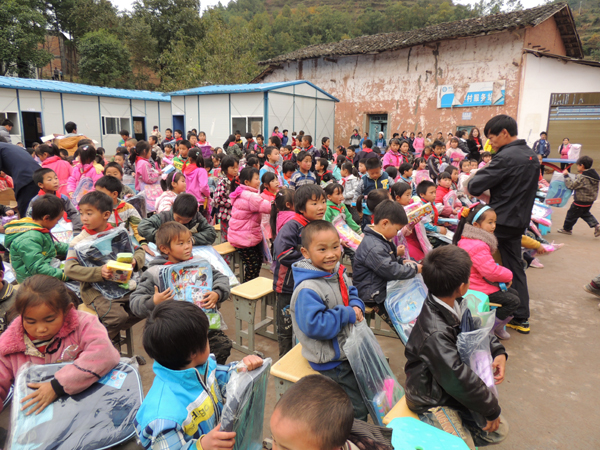加拿大華人10萬元“愛心”情灑彝良山村小學