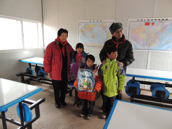 加拿大華人10萬元“愛心”情灑彝良山村小學