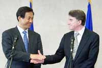 EU Trade Commissioner Peter Mandelson (R) and China's Commerce Minister Bo Xilai hold a joint news conference at the European Commission headquarters in Brussels November 4, 2005.