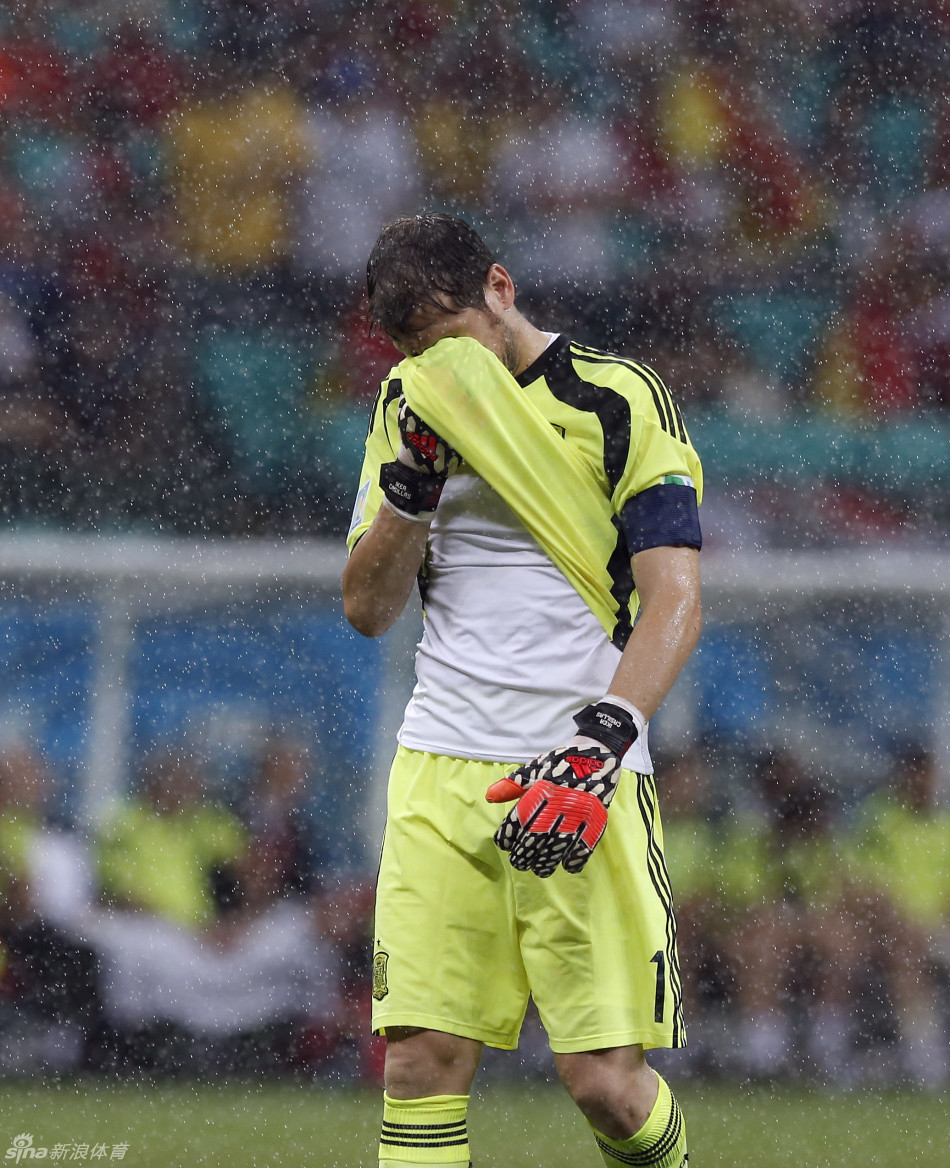 衛(wèi)冕冠軍西班牙出局悲催沮喪