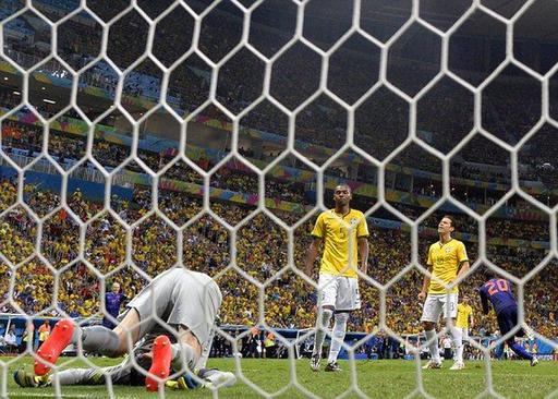 國外網(wǎng)友辣評:巴西糟糕透頂,羅本演技末流