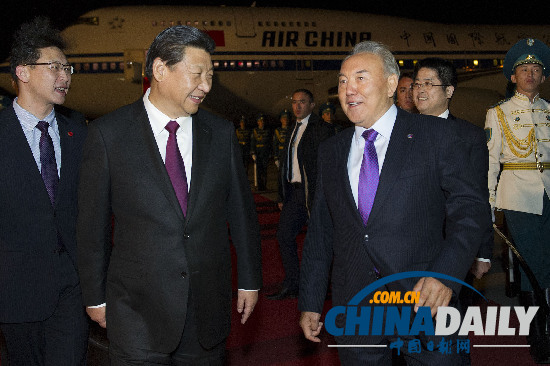 習近平抵達阿斯塔納開始對哈薩克斯坦進行國事訪問