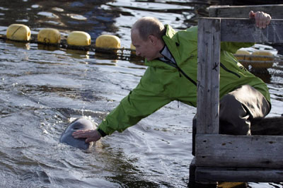 普京坐潛艇千米湖底尋“寶”為白鯨安儀器親歷親為