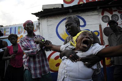海地震后8天悲喜劇：7歲男孩獲救、15歲女孩被擊斃