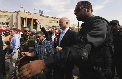 英外長突訪利比亞、“阿帕奇”參戰(zhàn) 俄警告地面戰(zhàn)風(fēng)險