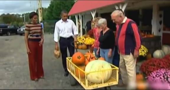 奧巴馬夫婦逛農貿市場 買10個南瓜為萬圣節做準備