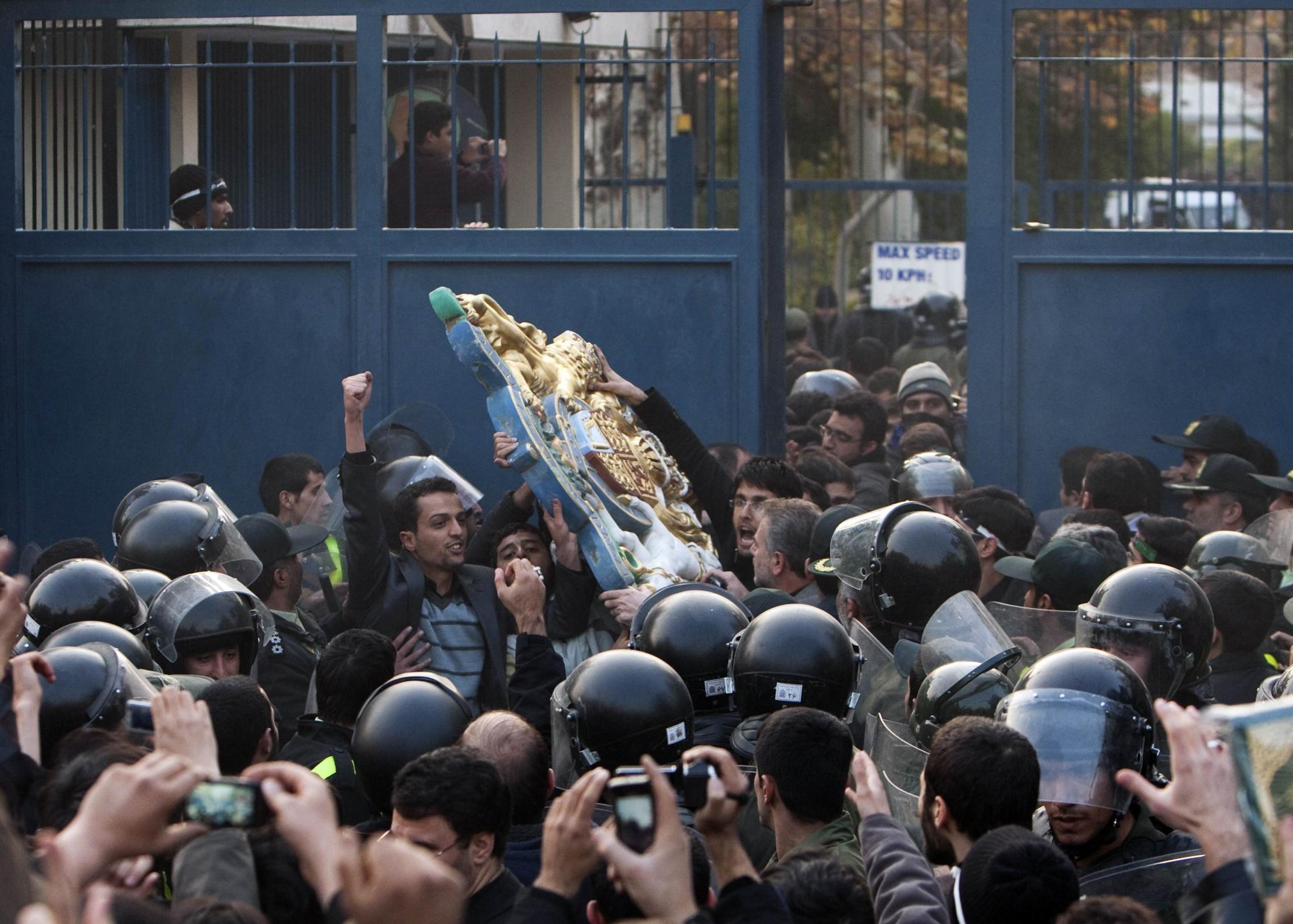 國際社會譴責(zé)伊朗學(xué)生沖擊英使館事件 英單邊制裁肇禍