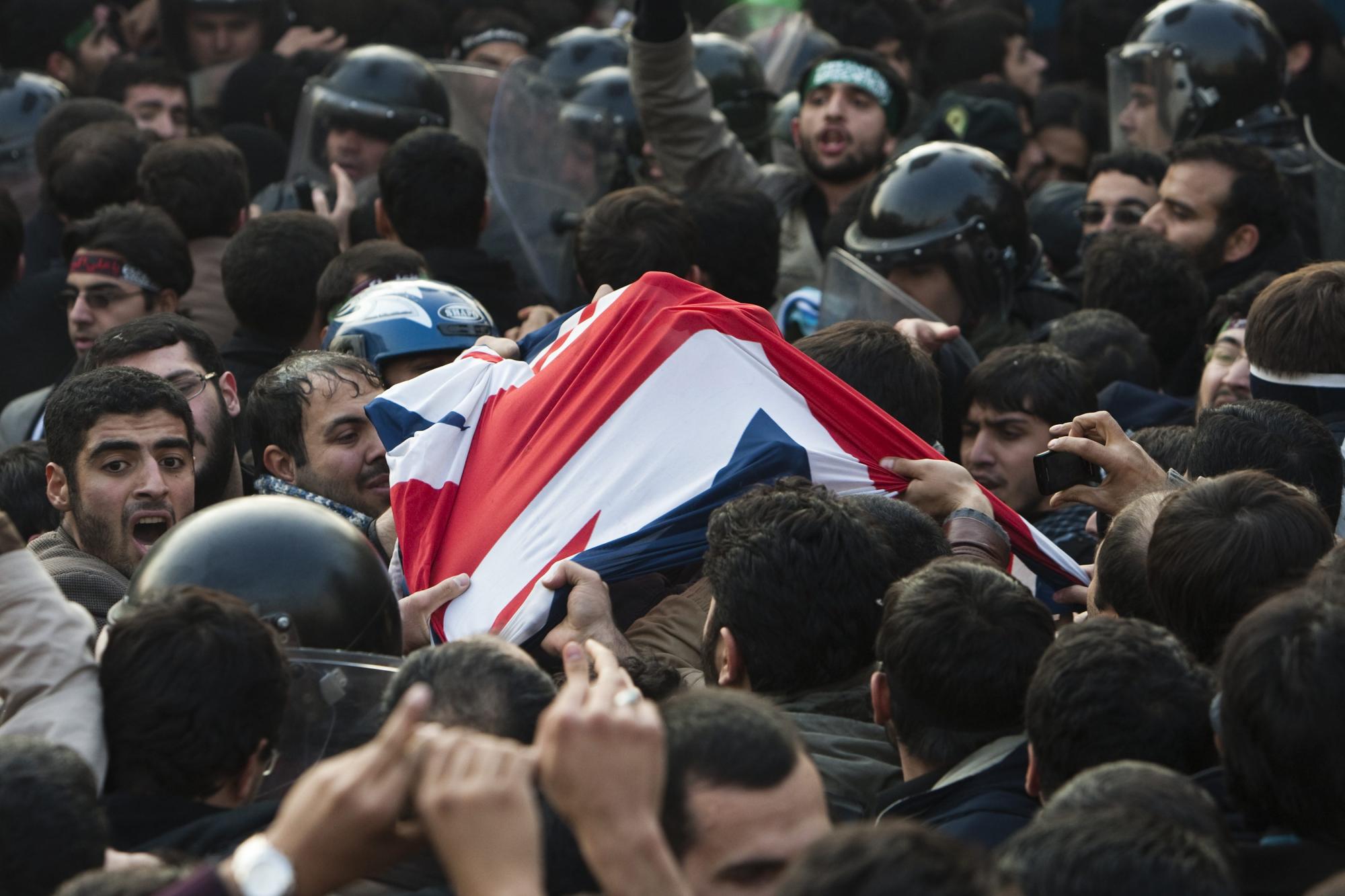 國際社會譴責(zé)伊朗學(xué)生沖擊英使館事件 英單邊制裁肇禍