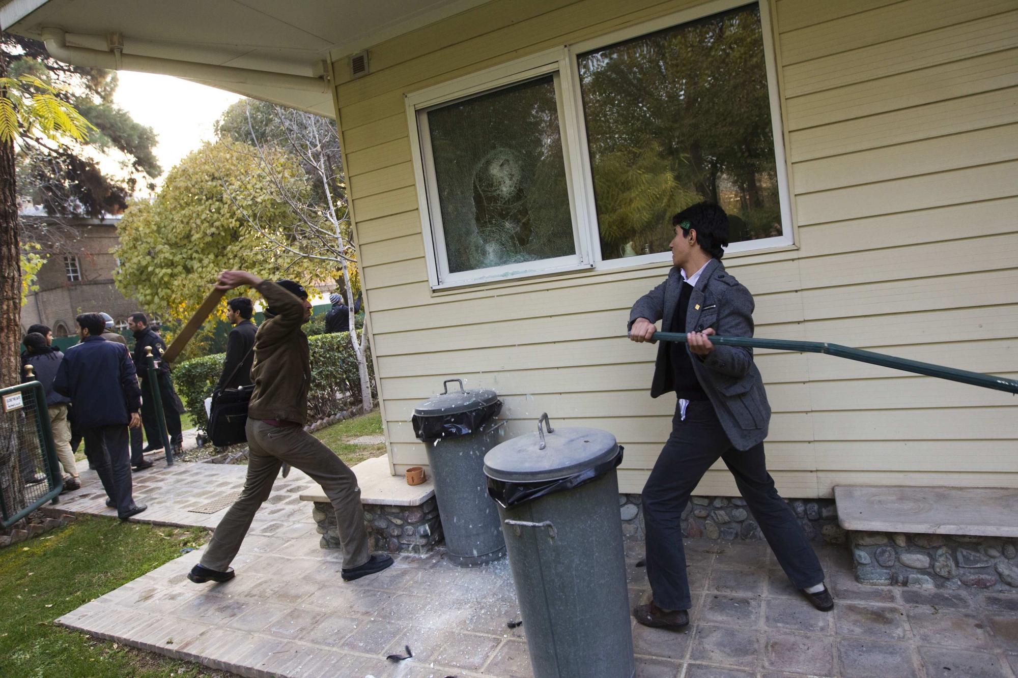 國(guó)際社會(huì)譴責(zé)伊朗學(xué)生沖擊英使館事件 英單邊制裁肇禍