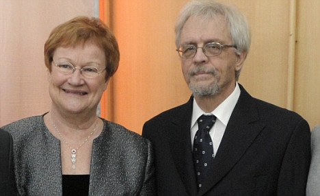 芬蘭女總統(tǒng)丈夫出“糗聞” 偷瞄丹麥王妃胸部被抓拍