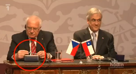 捷克總統出訪“竊筆”視頻曝光 民眾不滿“惡習”