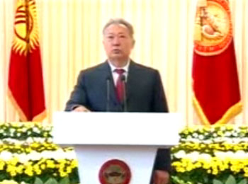 吉爾吉斯斯坦總統(tǒng)巴基耶夫宣誓就職