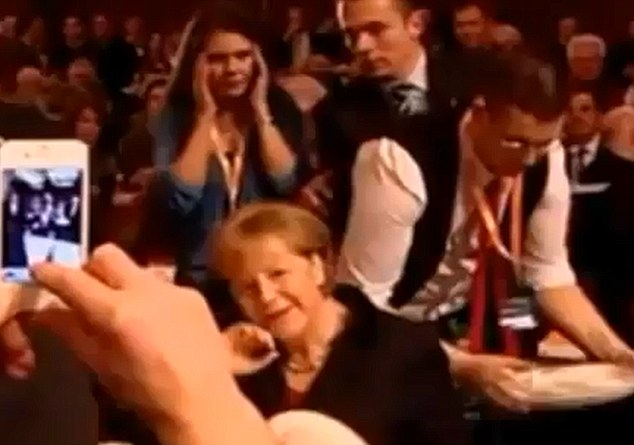 默克爾被服務員啤酒“潑身” 反應大度微笑面對鏡頭