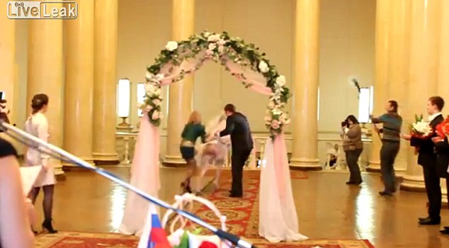 最尷尬婚禮視頻：新娘摔倒婚紗裙脫落 “半裸”示人