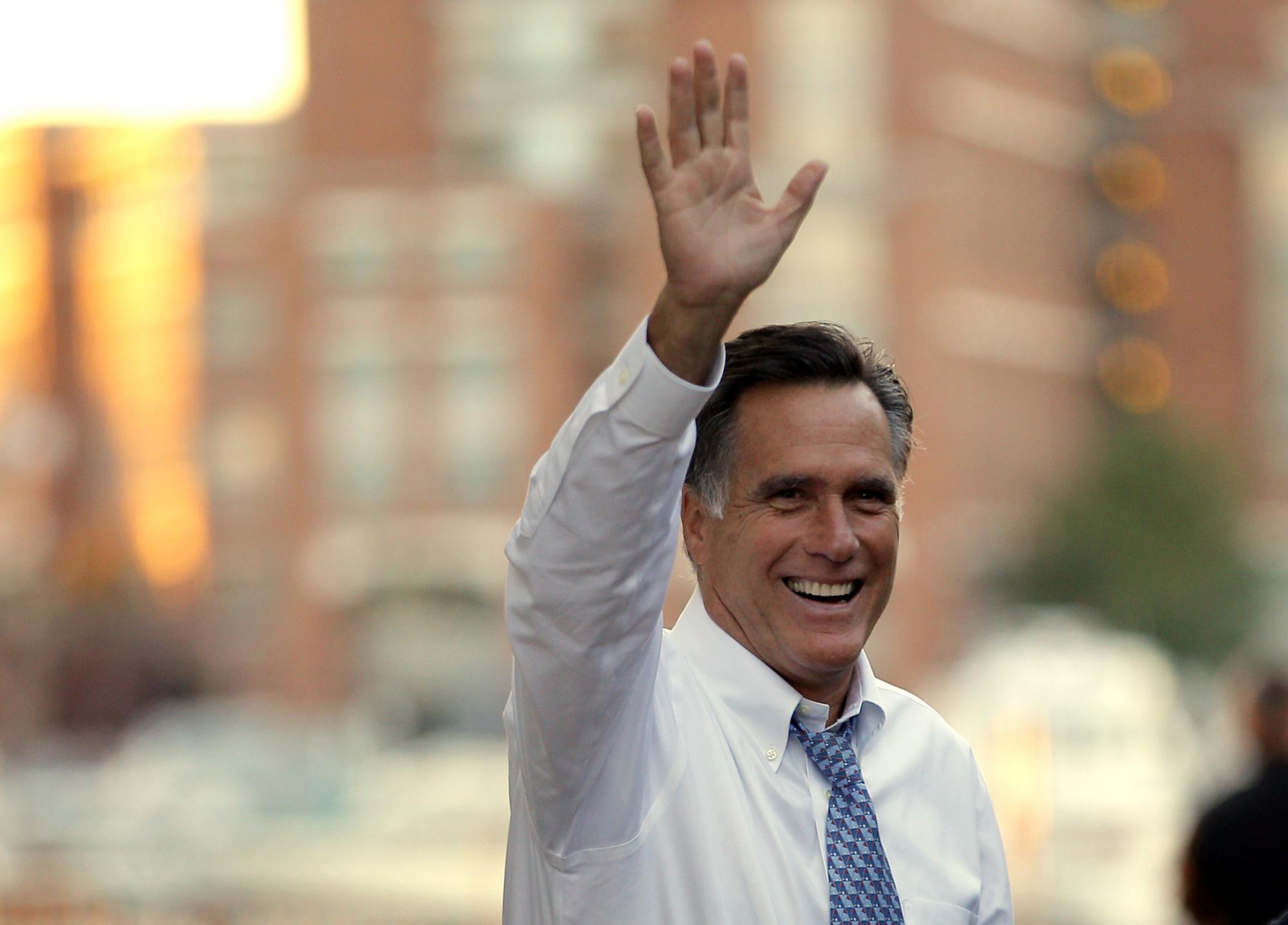 羅姆尼改口稱贊醫改部分內容 奧巴馬遭共和黨粉絲“熊抱”很開心