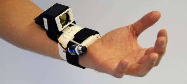 英發明腕戴式無線傳感裝置 輕動手腕即能聽電話、輸密碼