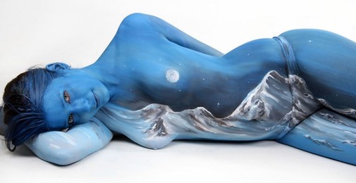 枯樹、沙漠、天鵝：德國女藝術(shù)家創(chuàng)作精美人體藝術(shù)