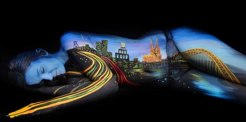 枯樹、沙漠、天鵝：德國女藝術家創作精美人體藝術