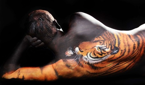 枯樹、沙漠、天鵝：德國女藝術家創作精美人體藝術