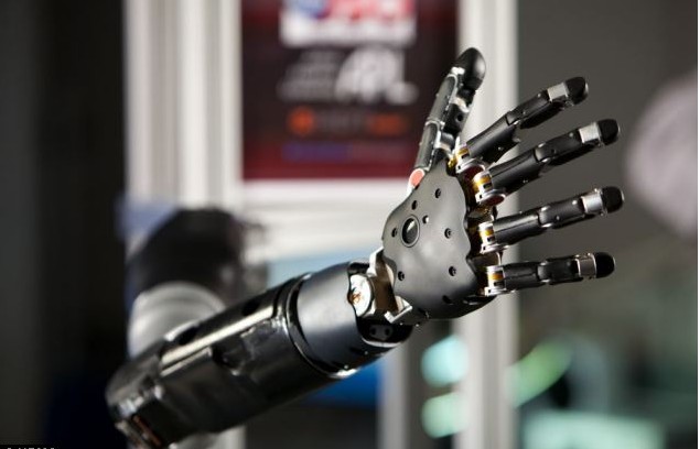 美科學家發明新型腦控機械手臂 幫助殘疾人用意念進食