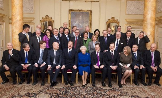 英女王打破200多年慣例出席內閣會議 獲贈60個餐具墊