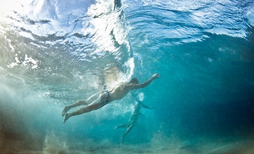 換個角度更震撼！海底看跳水宛如水晶世界