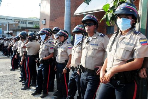 Venezuelan police officers stand guard outside the morgue where the bodies of prisoners killed in a riot were taken in Barquisimeto,Venezuela, Saturday, Jan. 26, 2013. A clash between National Guard soldiers and armed inmates led to a deadly riot Friday that reportedly left dozens of people dead. According to a local hospital director the death toll has risen to 61 and 120 injured. (AP Photo/Misael Castro/El Informador) 委內瑞拉政府稱監獄暴亂導致58人死亡46人受傷
