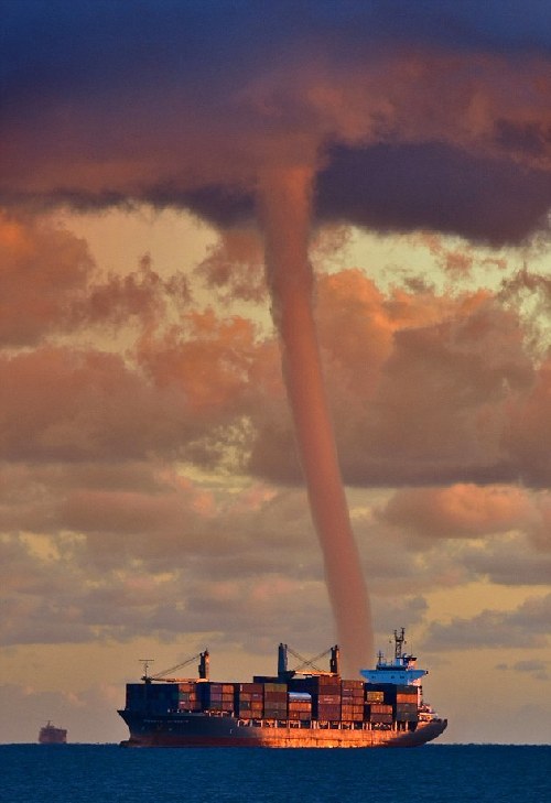 驚險：貨船遭遇致命海上龍卷風 幸運躲過一劫（圖）