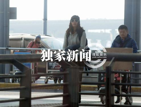 瞿穎現身機場無星味 女星機場真容照大PK