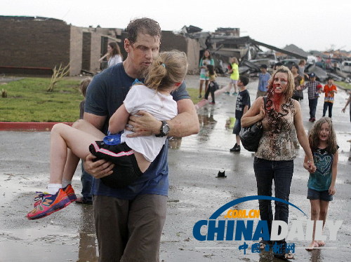 美國俄克拉荷馬市郊遭龍卷風重創(chuàng) 近百人死亡