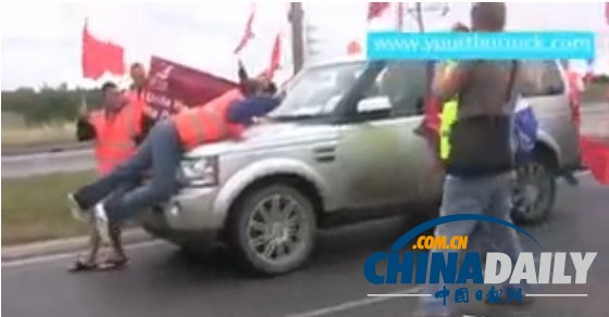 圖：倫敦市長(zhǎng)座駕遭圍堵 抗議者跳上引擎蓋