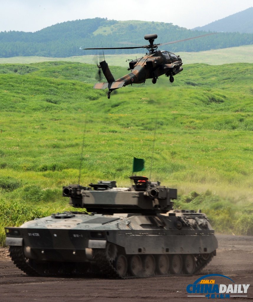 日本自衛(wèi)隊舉行年度實彈演習(xí) 聲勢浩大火光四溢（圖）